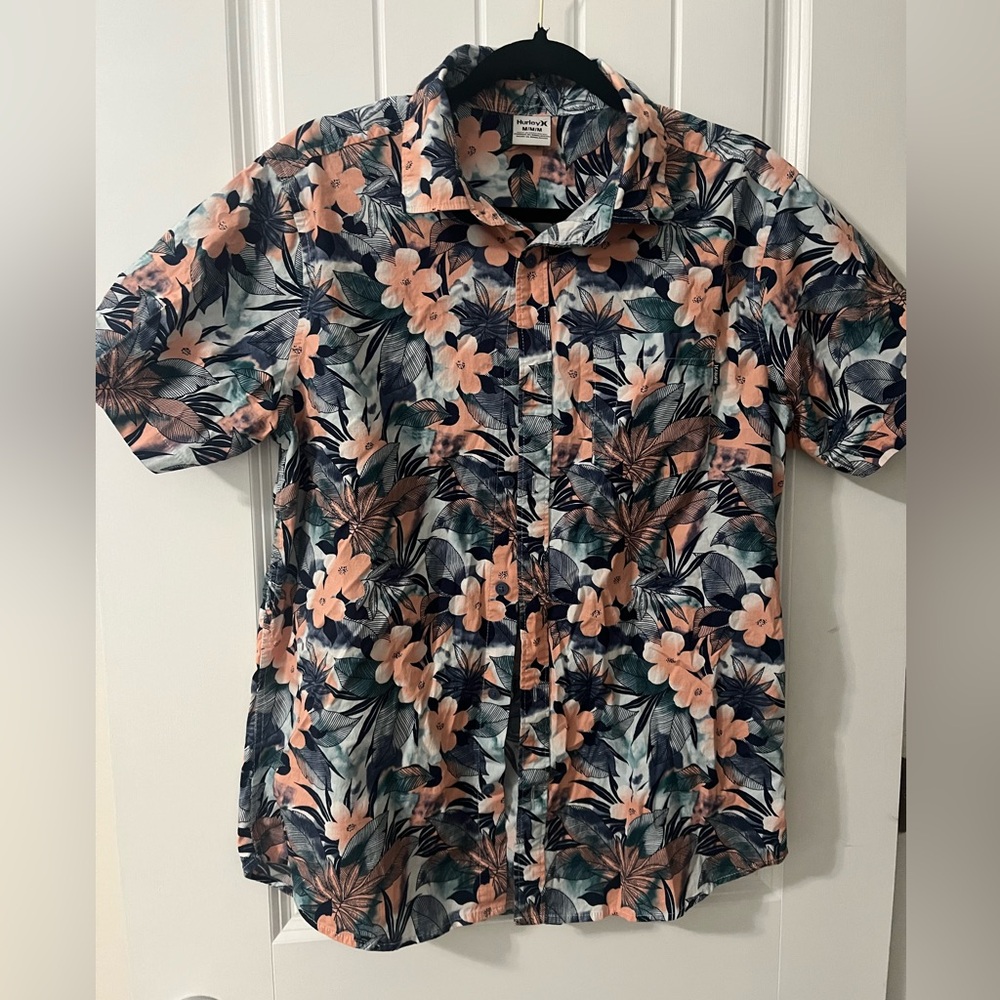 Men’s short sleeve button down. Hurley size Medium.
